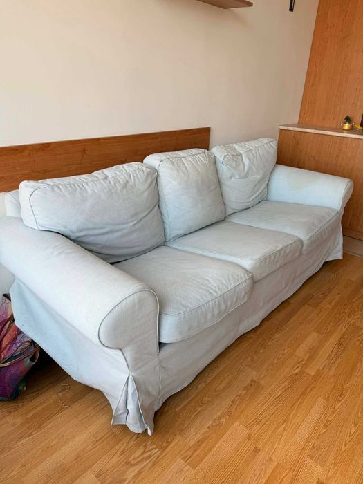 Продавам удобен триместен диван в светлосив цвят