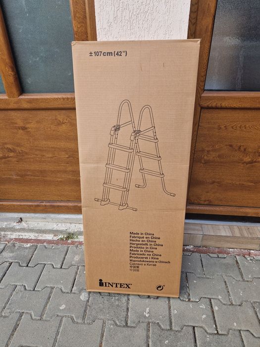 Vând scară piscină intex nouă