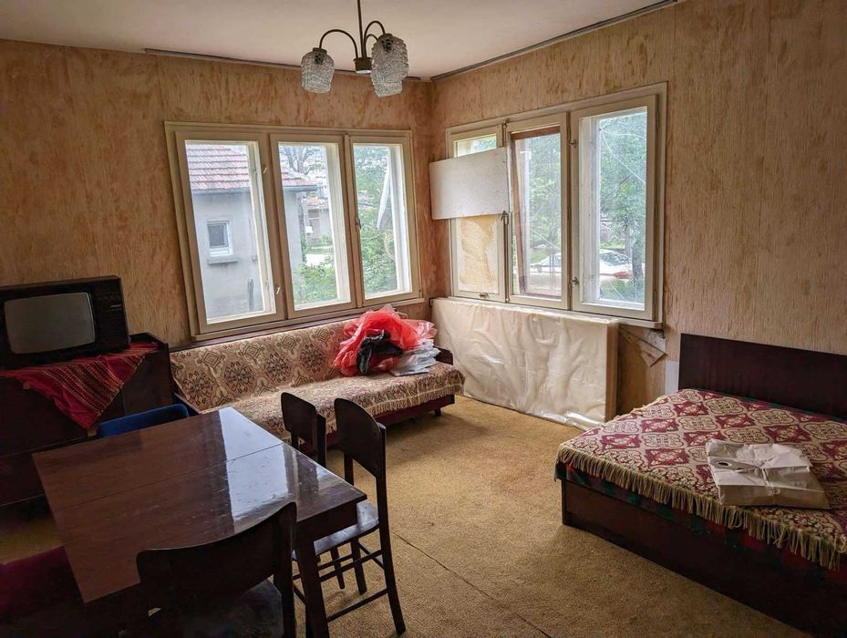 Самостоятелна къща с гараж и двор от собственици