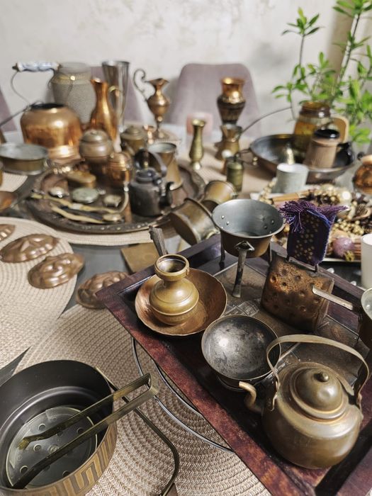 Colectie de obiecte vechi din cupru aduse din Nord