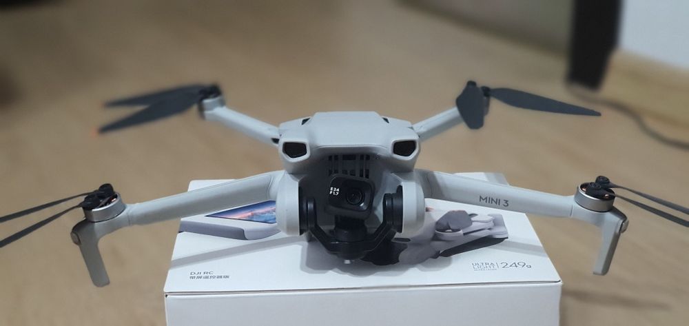 DJI Mini 3 + DJI RC cu Ecran + Accesorii