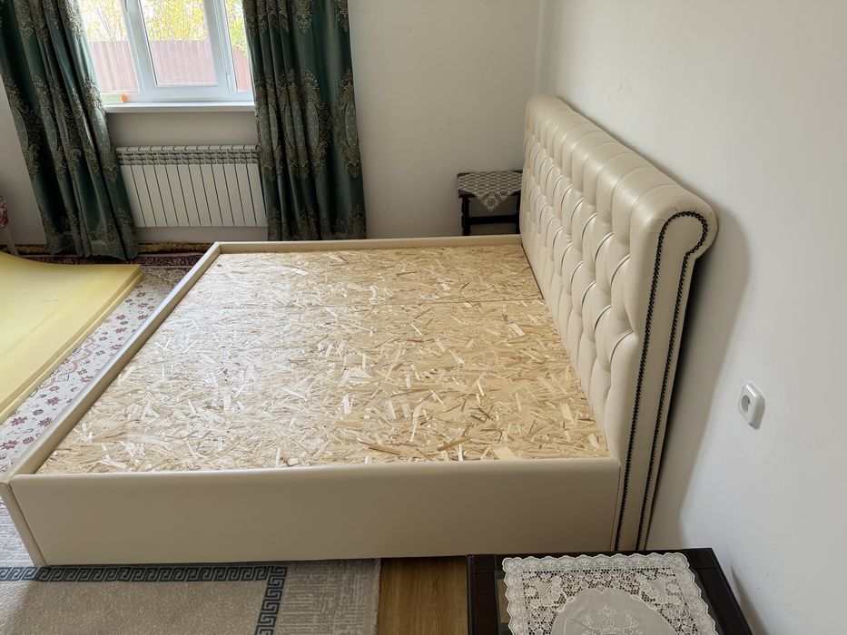 Кровать без матраса