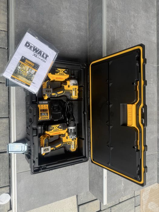 Vind set Dewalt nou  neutilizat niciodata