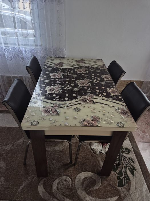 Vand masă și 6 scaune de sticlă în stare foarte bună