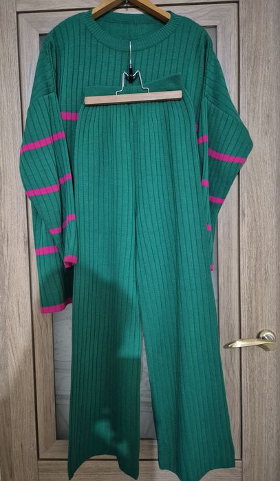 Продается вязаная двойка