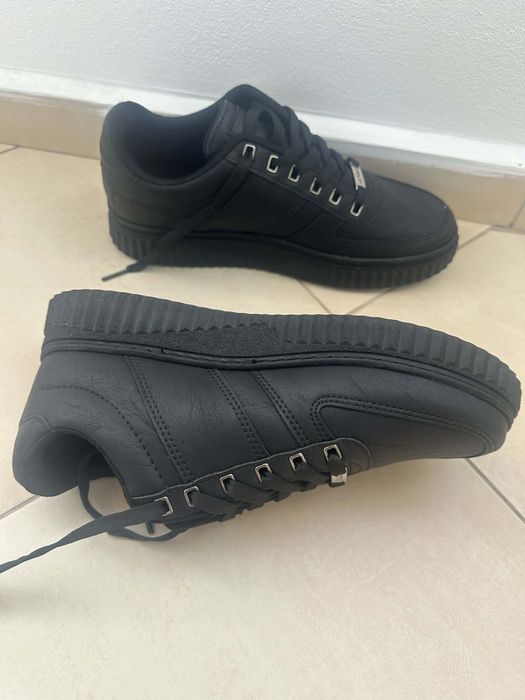 Нови черни обувки
