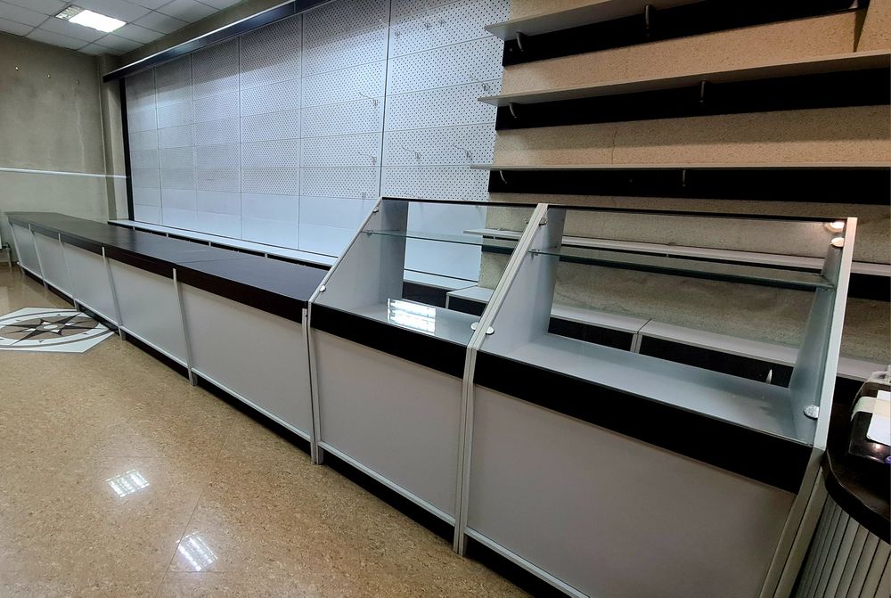 Продам торговое оборудование, витрины