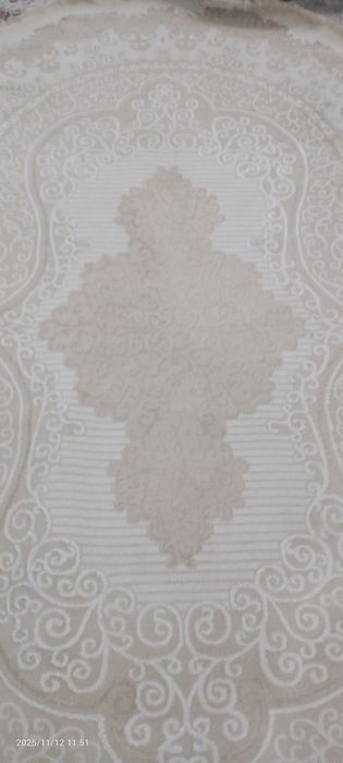 Продам овальный белый ковер.