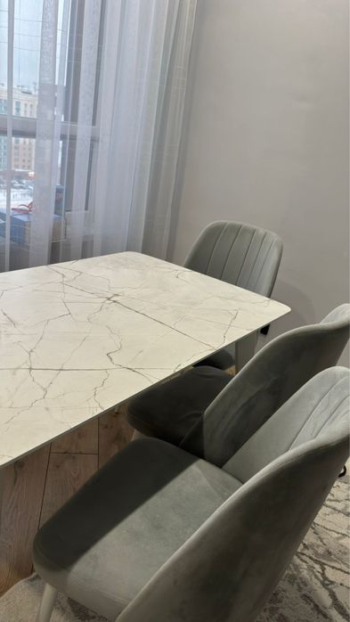 Стол и стулья.