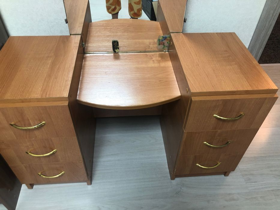 Комод с зеркалом