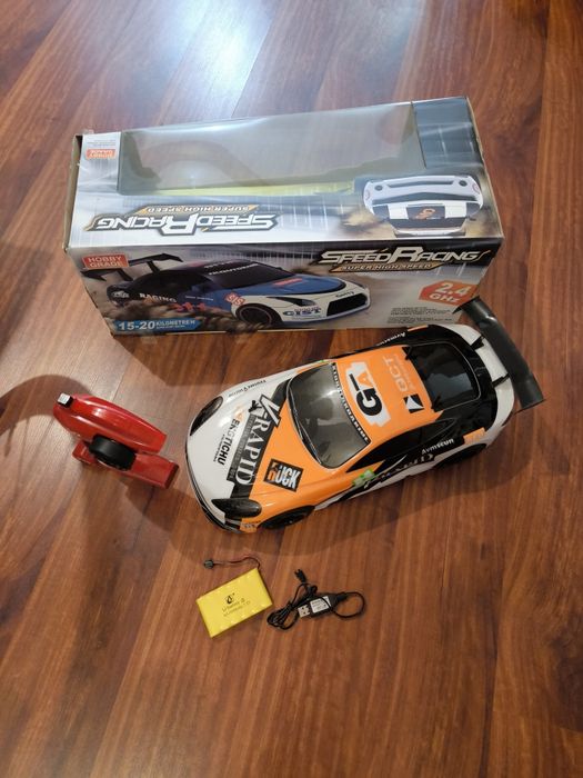 Машинка на пульте управления .