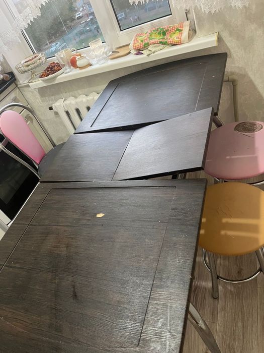Кухонный стол со стулями