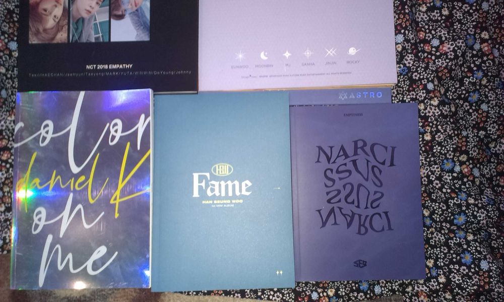 Колекционерски K pop албуми, картички и други в снимките