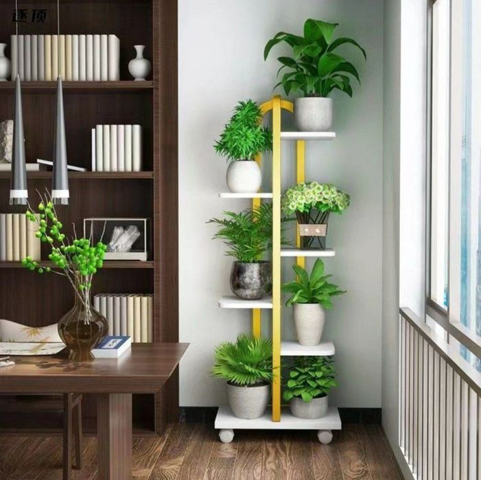 Золотая подставка для цветов