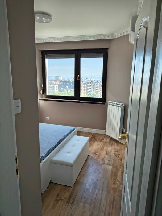 3 стаен, луксозен, ново обзавеждане. В апартамента не е живяно. 200 m. от Студенски град.