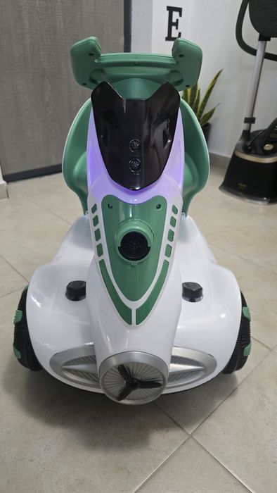 Masinuta electrica cu sunete si baloane de sapun