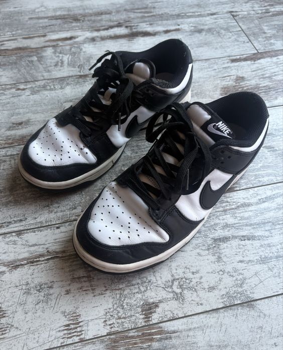 Nike Air Jordan 1 Mid Curry Cardinal; Nike Dunk Low Panda