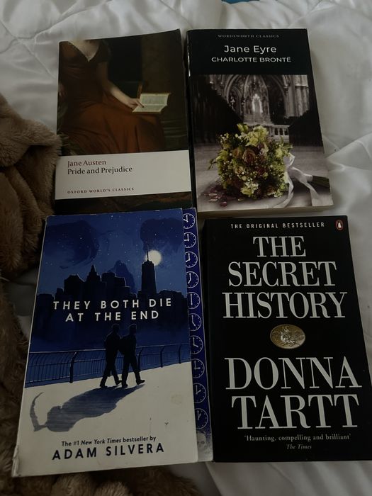 Книги на английски, класически и booktok.
