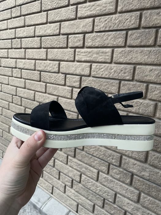 Продам босоножки