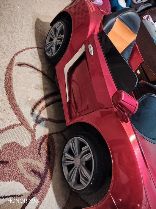 Продам машинку на акумляторе детский