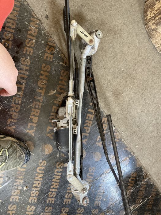 Механизьм за чистачките за Toyota Avensis и Verso