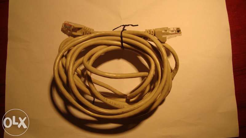 A/V, RGB, USB, захранващи и интернет кабели.