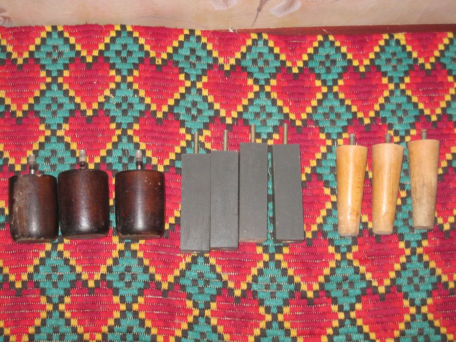 Стари, букови крака за мебели.
Цени 8-10 евро.
Пращам по Еконт.