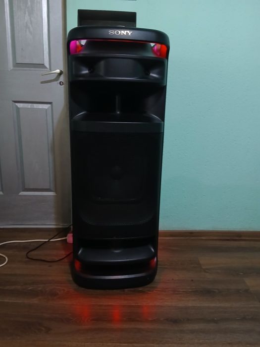 Sony ULT Tower 10, ca nouă, folosită o singură dată. Cu garanție și cutie originală. Preț 3.800 lei, negociabil.