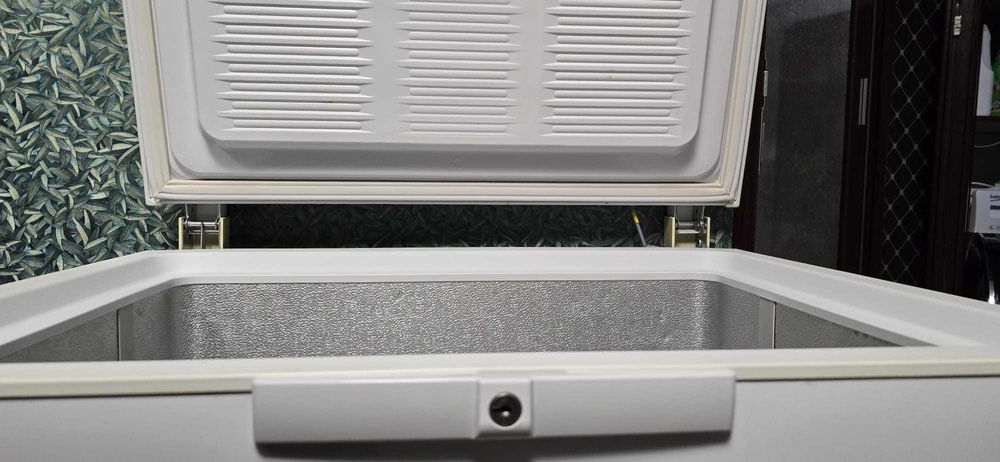 Lada frigorifica Whirlpool ,in perfecta stare de functionare .