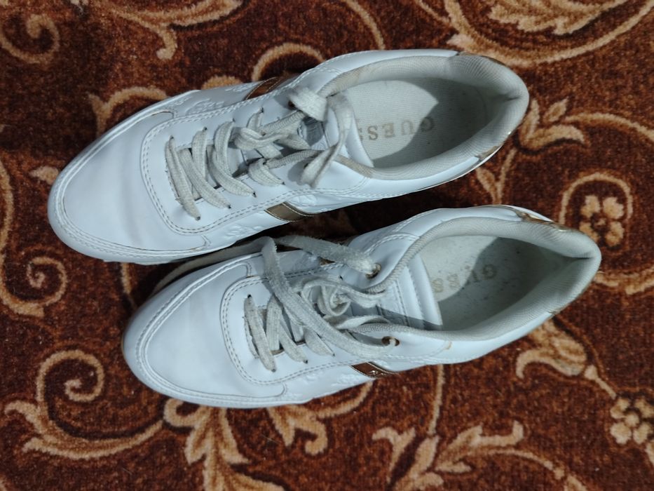 Adidași sport Guess