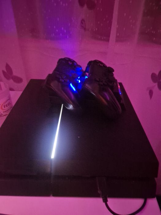 Playstation 4, cu 5 jocurii si 2 manete