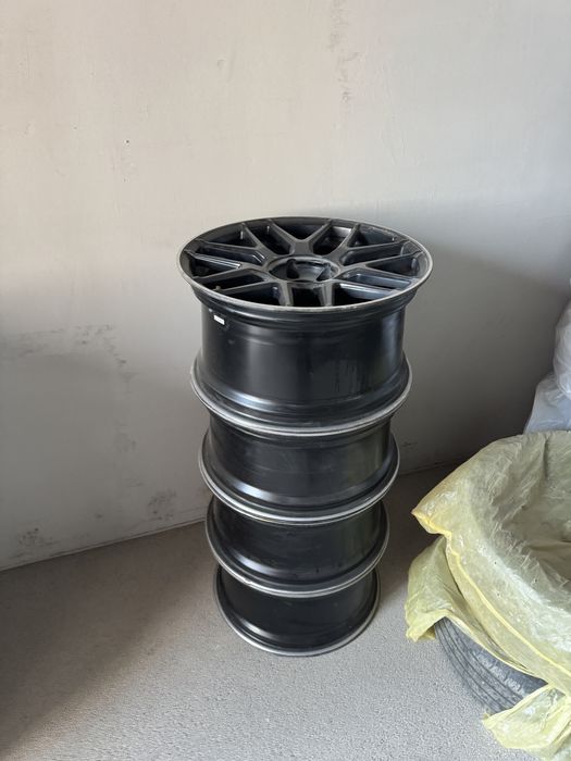 Диски R18 продам почты новый. Торг есть