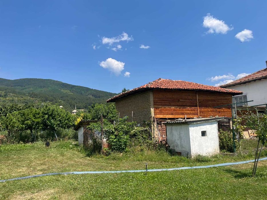 Къща с 3 спални и двор 1400 кв.м. за продажба близо до Казанлък