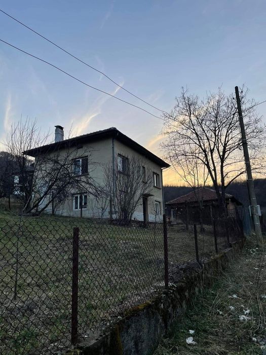 Двуетажна къща е