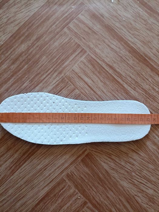 Продам новые кроссовки