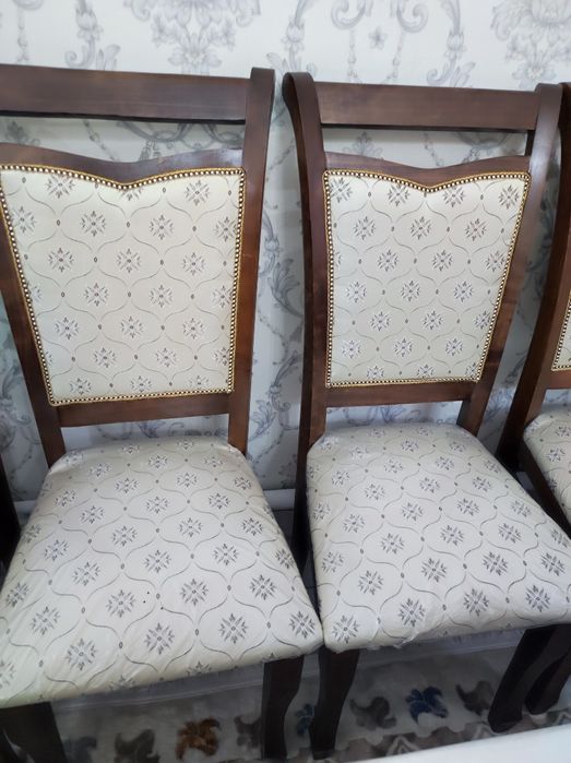 Стол со стулями в отличном состояние