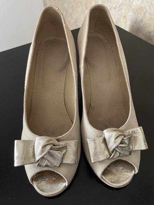 Vand pantofi de piele, auriu