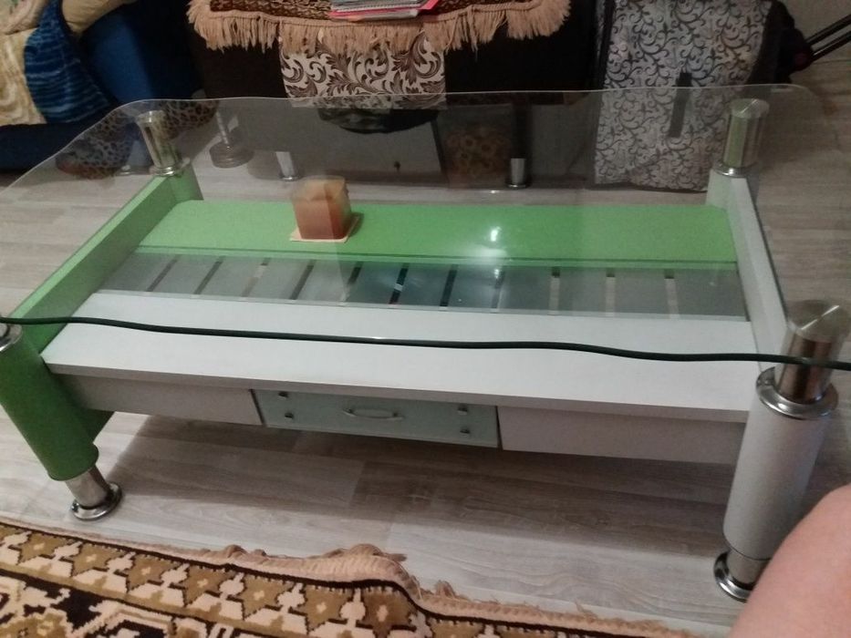 Зелёно светло серый столик.