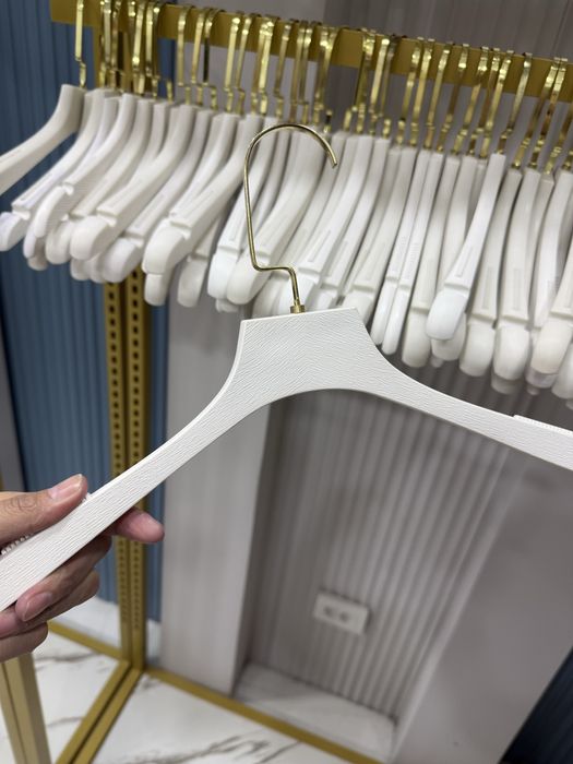 Вешалки для одежды в магазинах