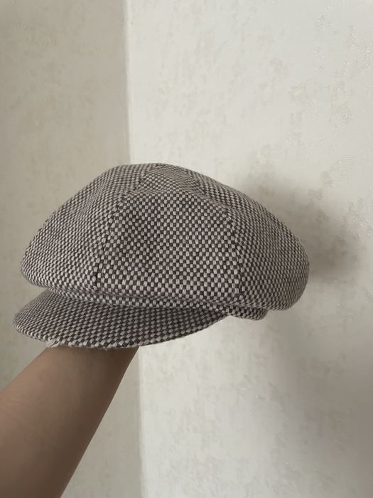 Женская шапка с козырком