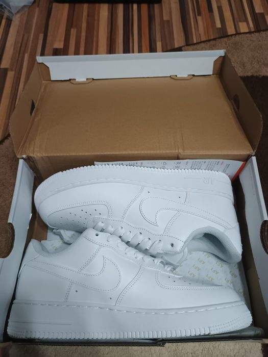 Nike Air Force 1 '07 Low "Triple White" – Mărimea 43 – Noi la Cutie