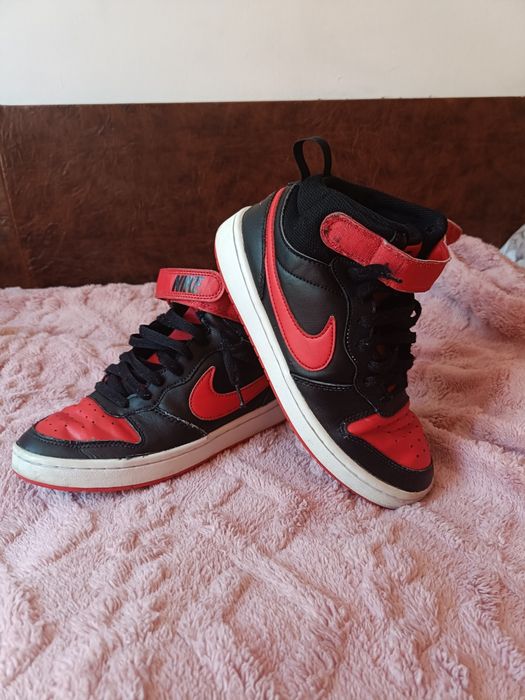 Vând adidași Nike court vision red and black