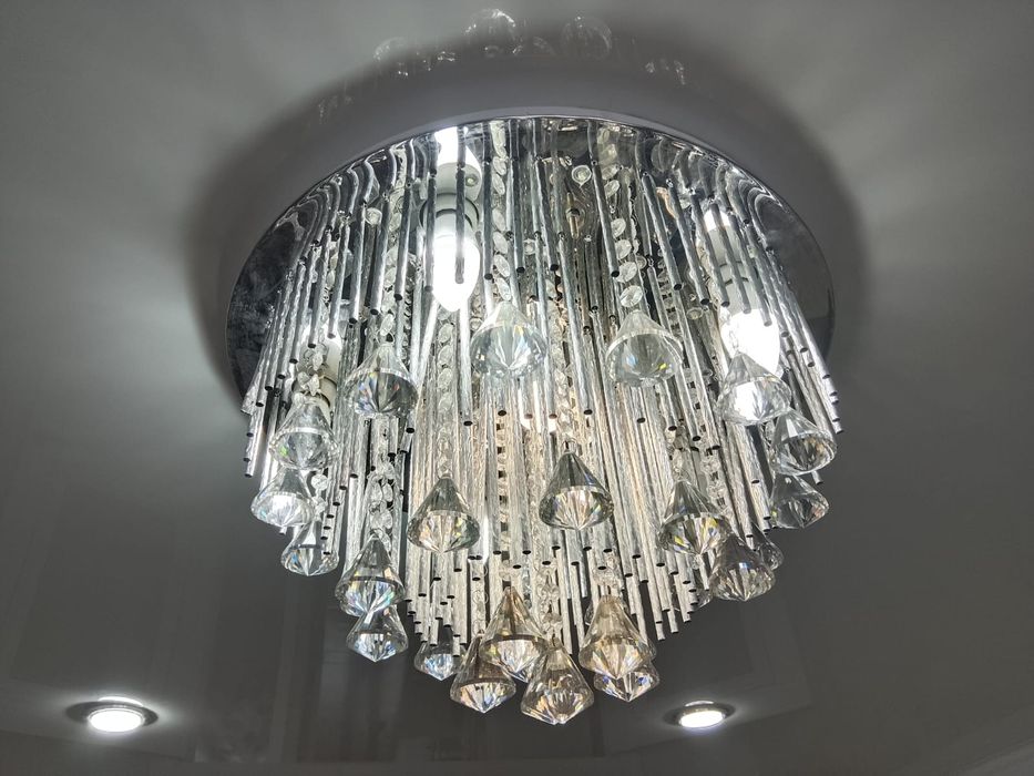 Люстра в хорошем состоянии..