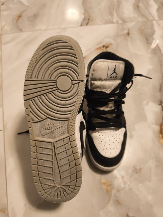Vând Jordan 1 mid !
