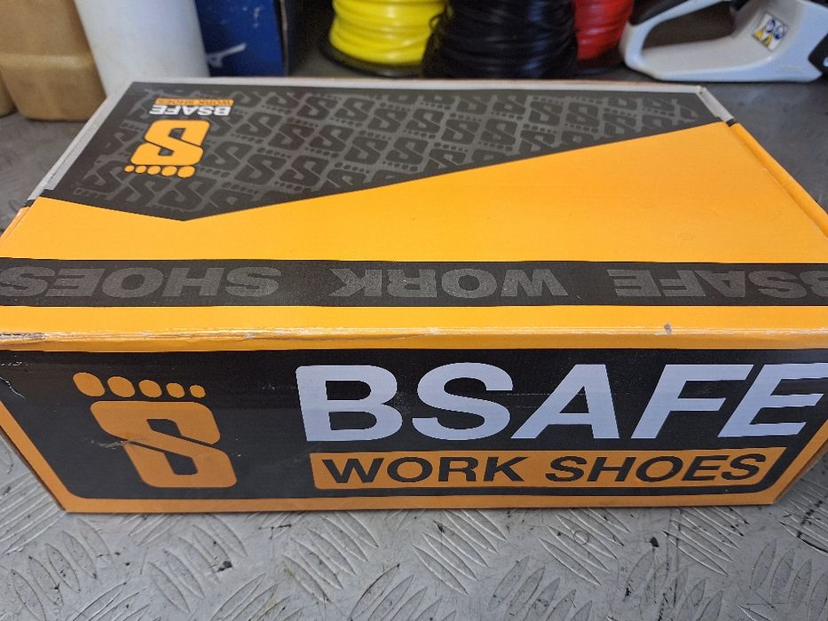 Продавам работни обувки номер 45