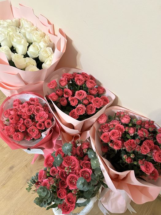 Розовые кустовые розы. Свежие вкусно пахнут