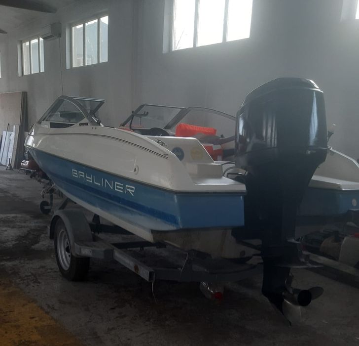 Vând barcă Bayliner