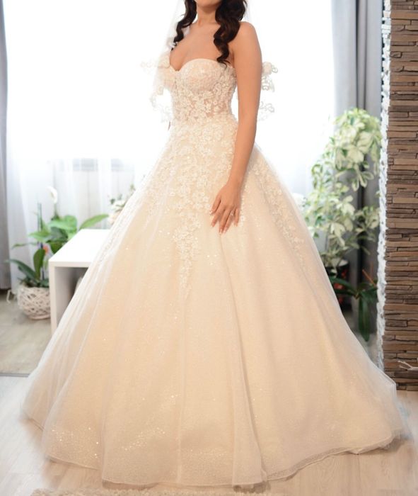 Rochie de mireasa cu trena, culore ivory.