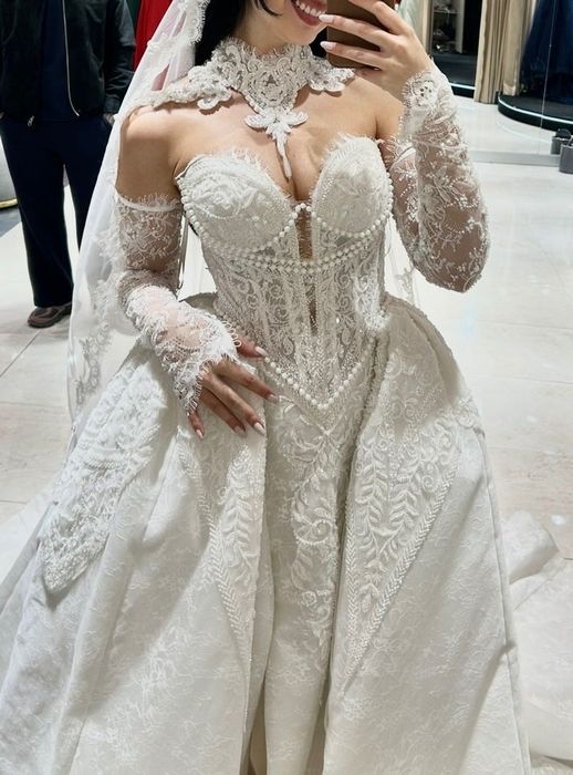 Булчинска рокля Casa Wedding – Истанбул. Продава се за 1250€. Комплект с було с перли, ръкавели и колие.