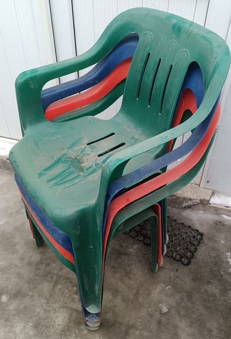 Пластиковые стулья для отдыха на природе.
